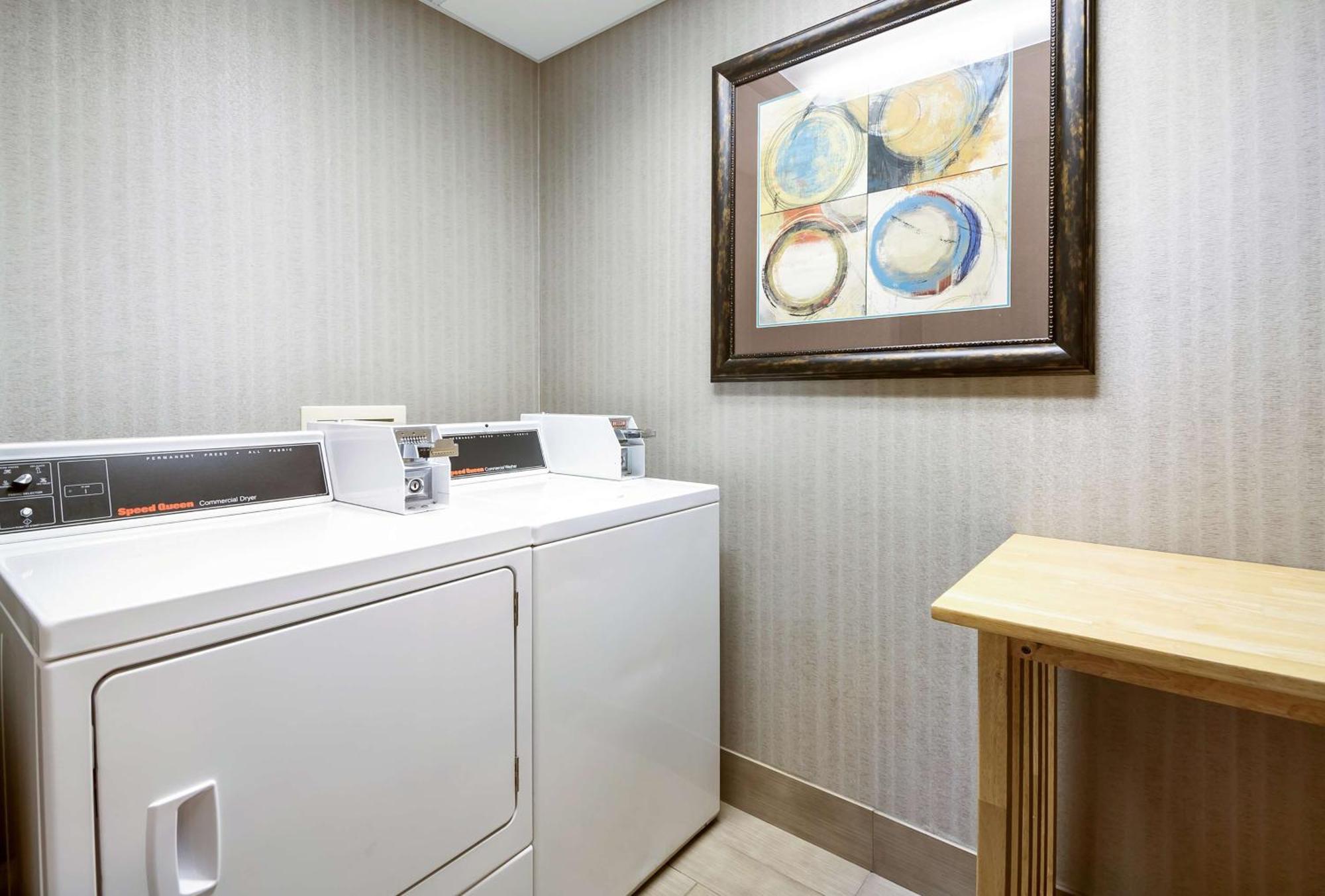 Hampton Inn West Колумбус Экстерьер фото