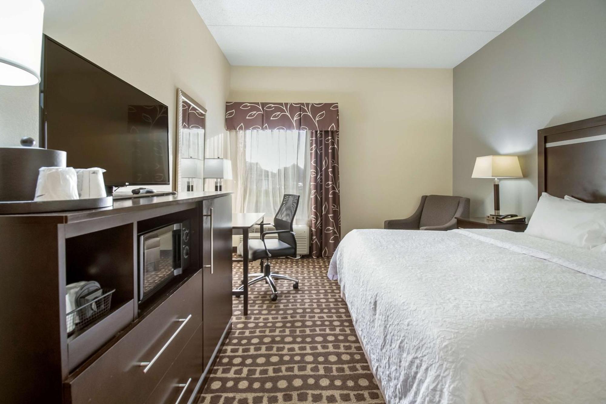 Hampton Inn West Колумбус Экстерьер фото