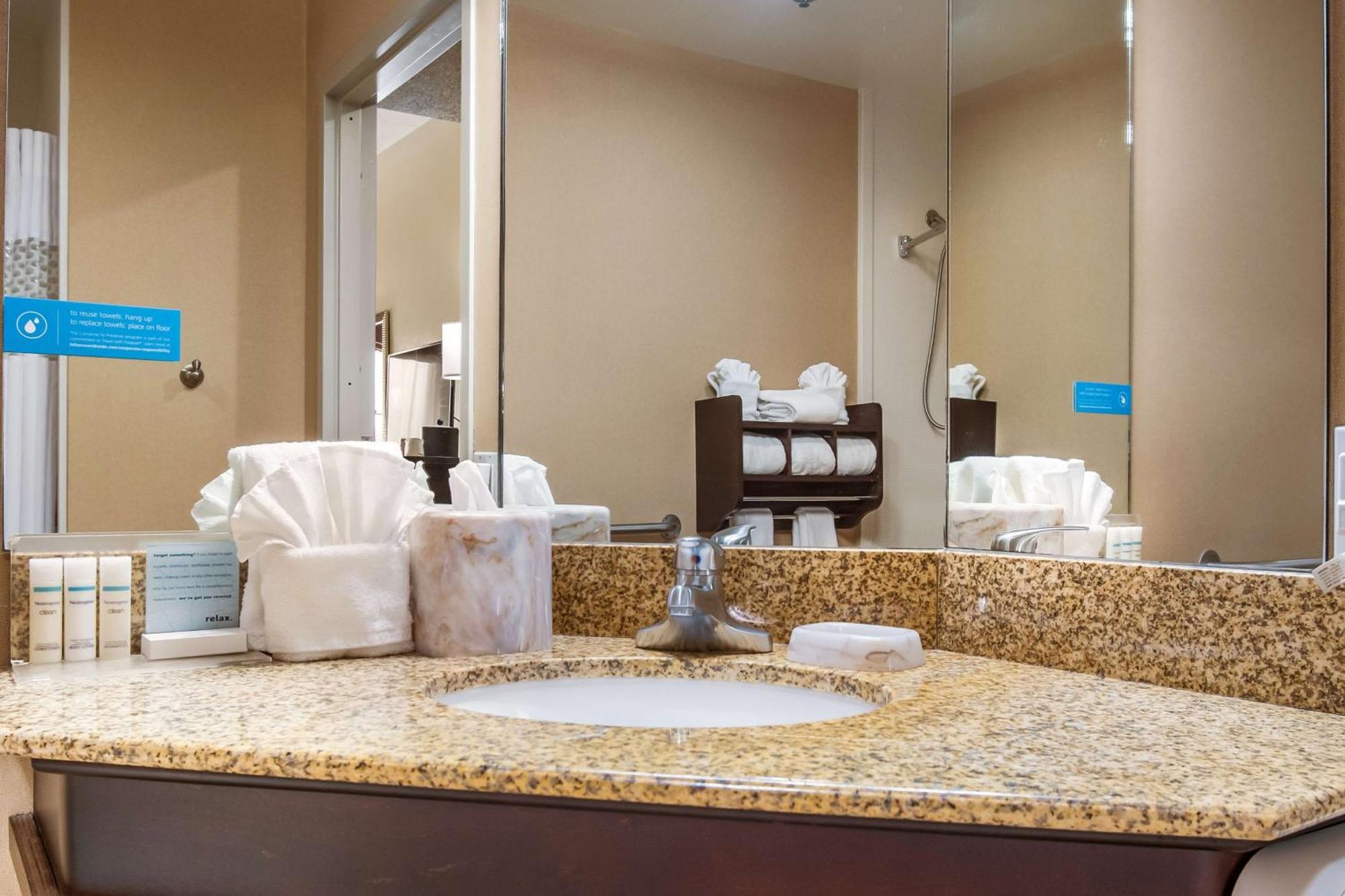 Hampton Inn West Колумбус Экстерьер фото
