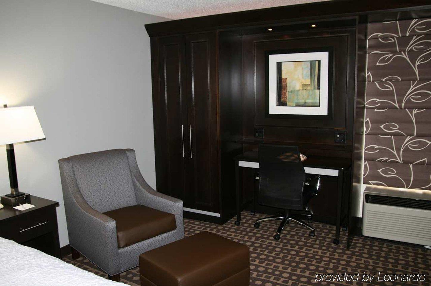 Hampton Inn West Колумбус Экстерьер фото