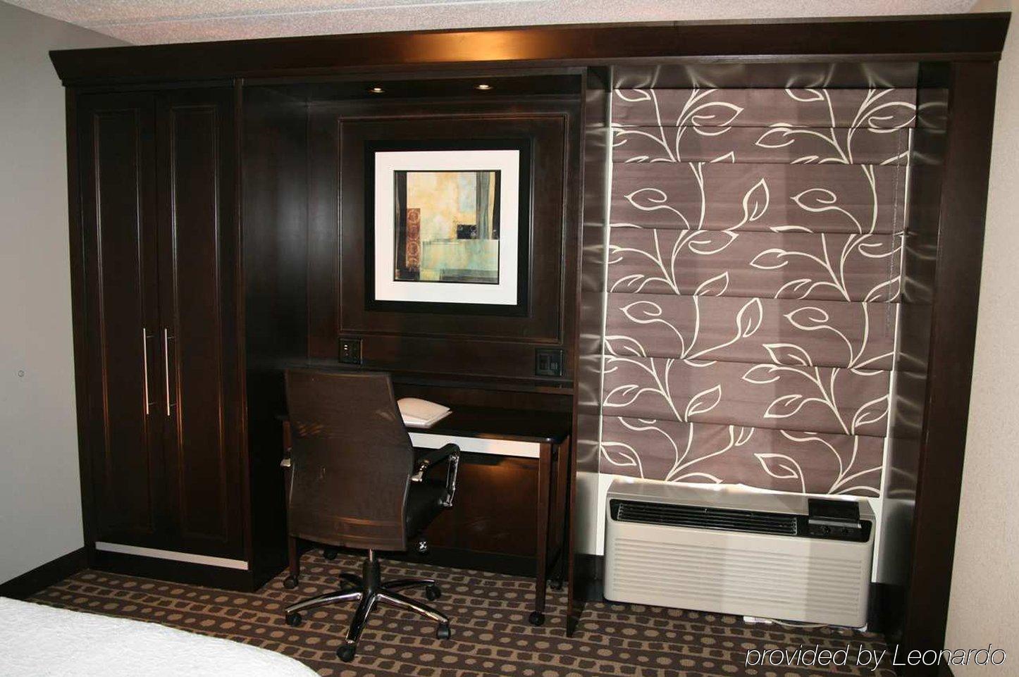 Hampton Inn West Колумбус Экстерьер фото