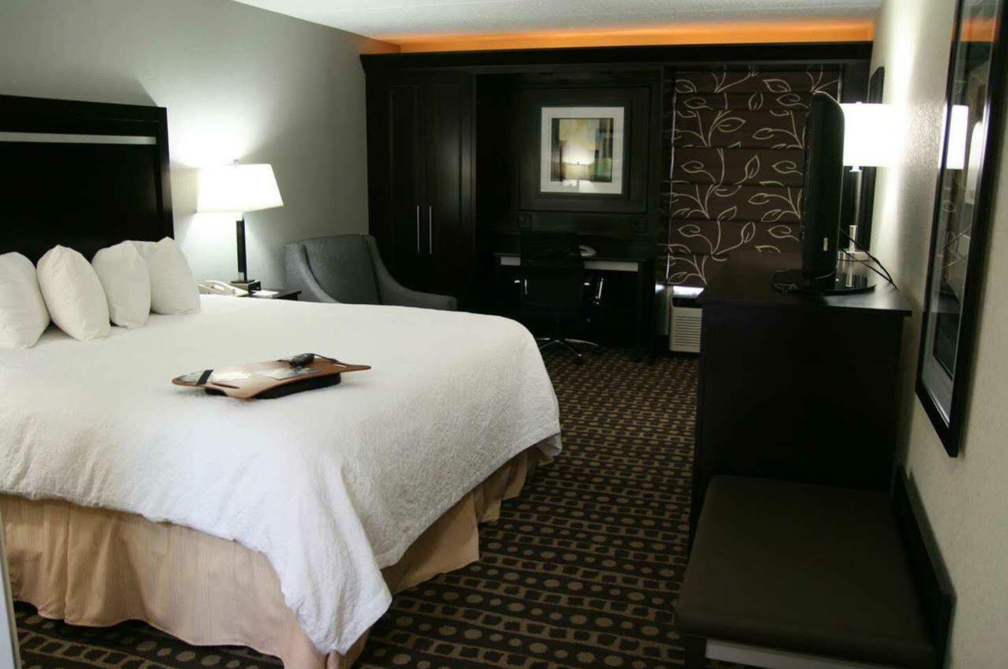 Hampton Inn West Колумбус Экстерьер фото
